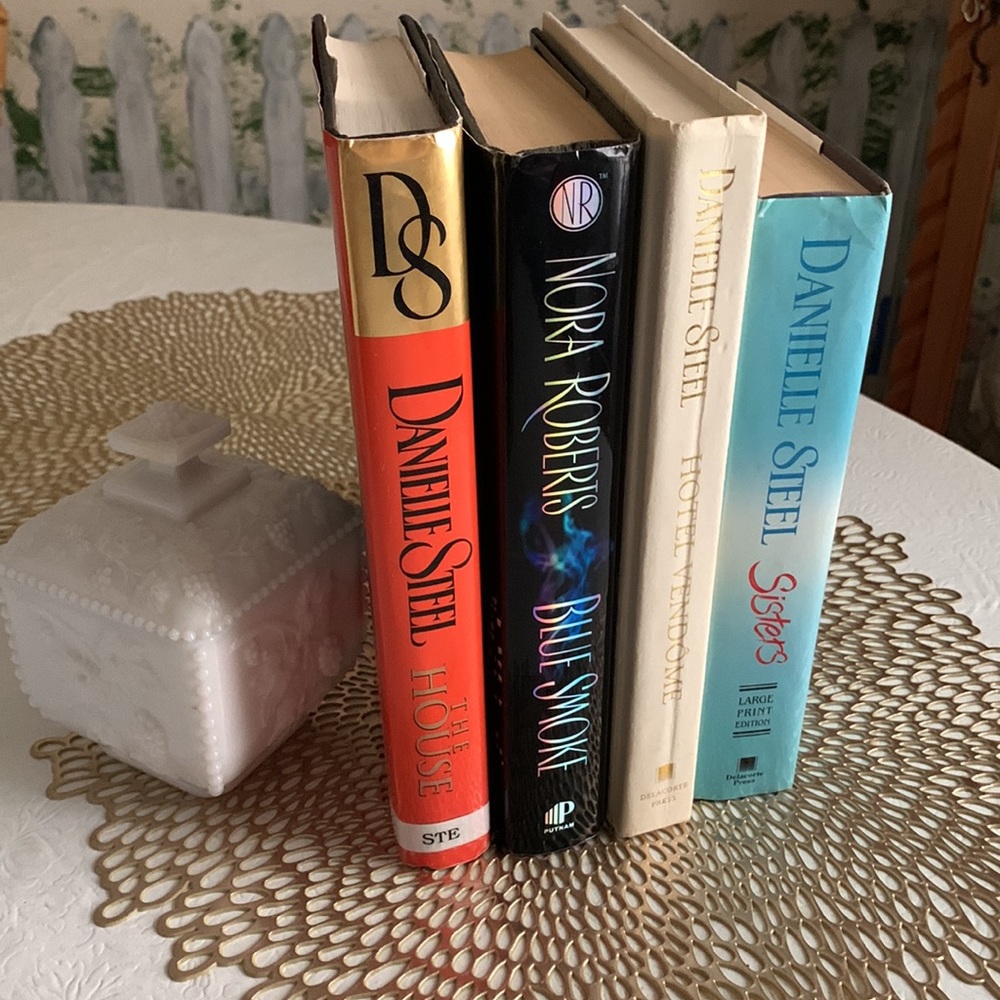 TRIO OF DANIELLE STEELE HARDBACKS with BONUS NORA ROBERTS BOOK - Picture 4 of 4